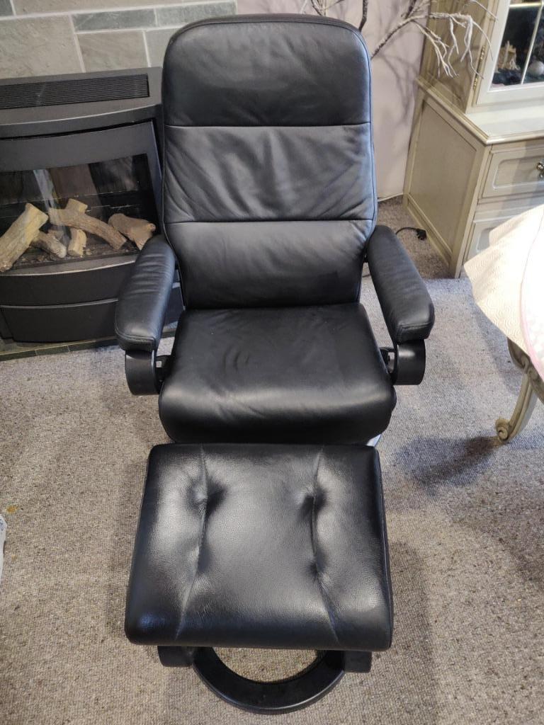 2 fauteuils pivotants en cuir + 2 poufs, Maison & Meubles, Fauteuils, Utilisé, Bois, Cuir, Enlèvement
