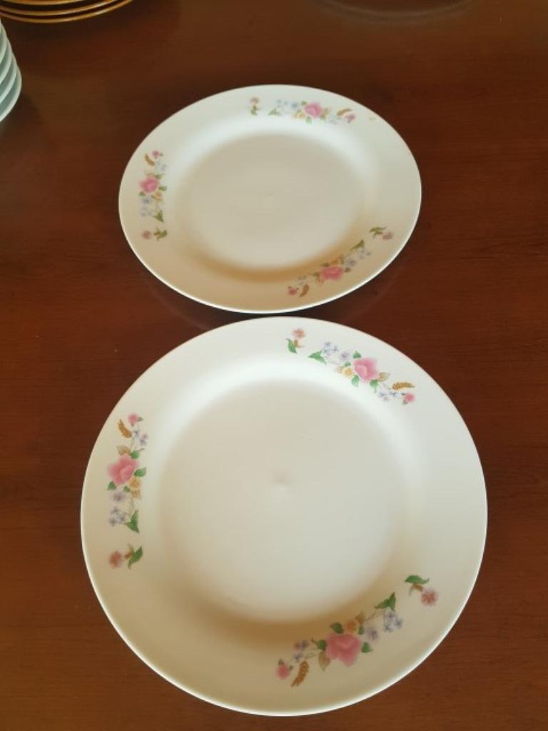 2 chinese platte borden met bloemen, Huis en Inrichting, Keuken | Servies, Ophalen of Verzenden, Overige stijlen, Bord(en)