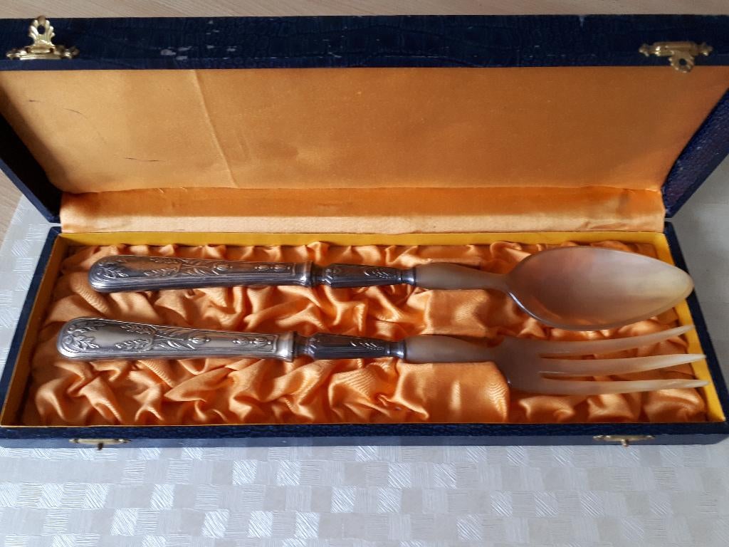 Couverts à salade en argent, Enlèvement
