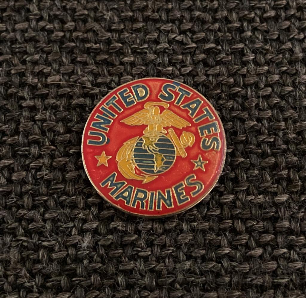 PIN - UNITED STATES MARINES - MARINE - LEGER - AMERIKA, Verzamelen, Speldjes, Pins en Buttons, Verzenden, Gebruikt, Overige onderwerpen