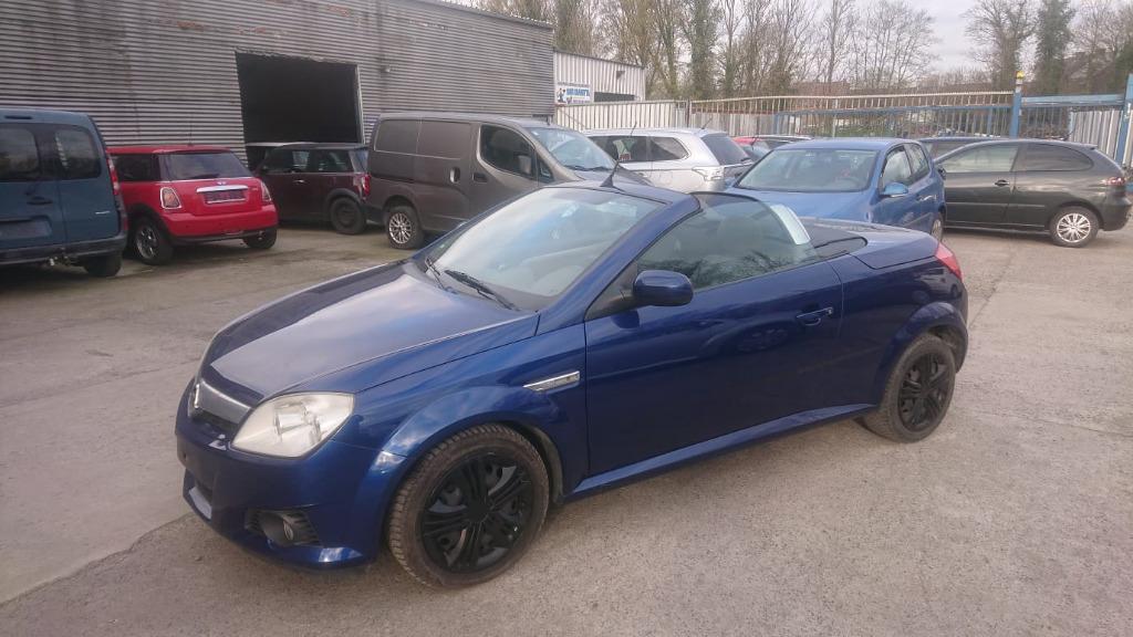 Opel tigra 1400cc essence cabrio 2005 clim 174000km GARANTIE, Auto's, Zwart, Cabriolet, Blauw, Elektrische ramen