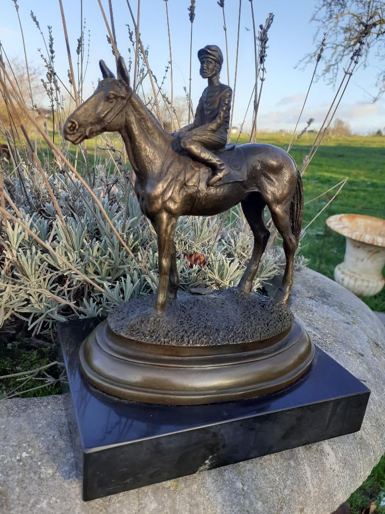 DE JOCKEY OP ZIJN PAARD IN BRONS GESIGNEERD OP EEN SOKKEL, Ophalen of Verzenden, Brons