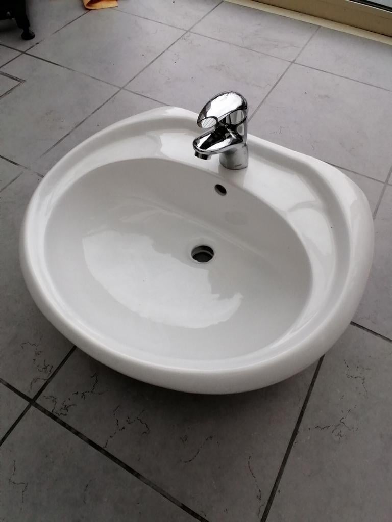 Wastafel VM Isifix Ifix 57x44x17cm Porselein Wit Met Overloo, Ophalen of Verzenden, Zo goed als nieuw