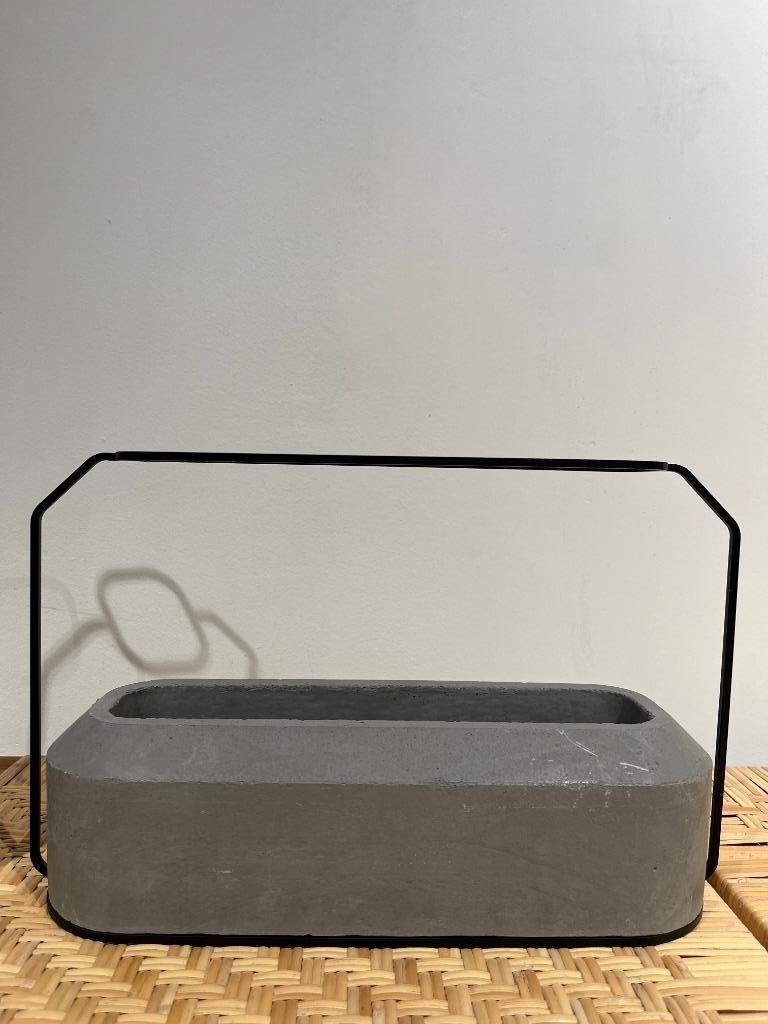 Concrete and steel vase "Weight A Vase C" SPECIMEN EDITIONS, Moins de 50 cm, Enlèvement, Utilisé, Autres matériaux