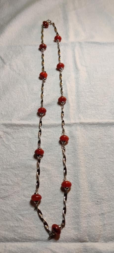 Zilverkleurige ketting met rode parels, Bijoux, Sacs & Beauté, Colliers, Enlèvement ou Envoi, Comme neuf, Rouge, Synthétique