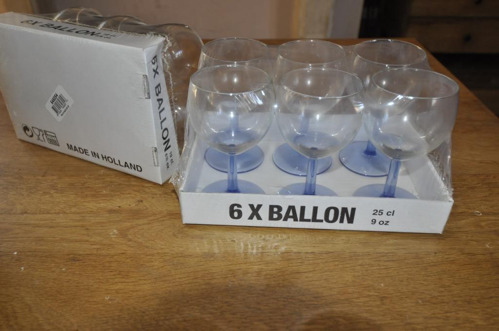 Verres ballon pied bleuté neufs emballés sous cellophane, Maison & Meubles, Enlèvement, Neuf, Verre, Verre ou Verres
