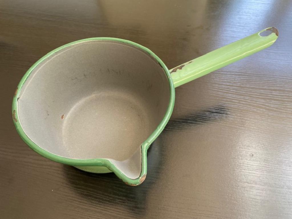 Groene emaille steelpan met schenktuit - VINTAGE - RETRO, Antiek en Kunst, Ophalen of Verzenden