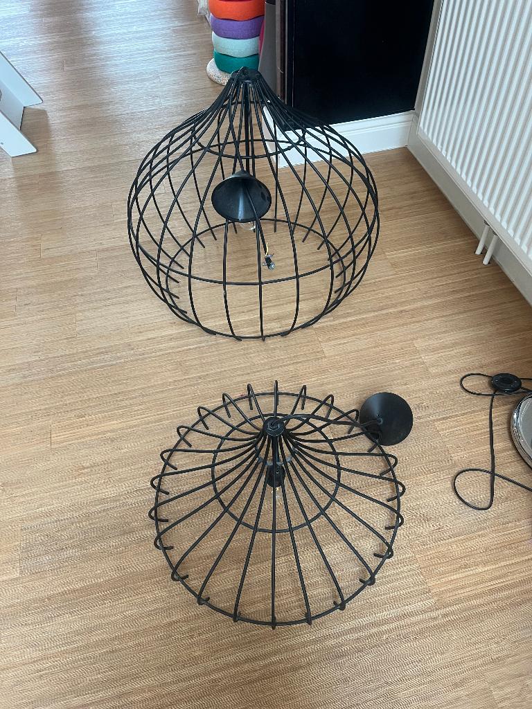 2 zwarte ijzeren hanglampen te koop van Monique Stam, Ophalen of Verzenden, Zo goed als nieuw, Overige materialen, 50 tot 75 cm