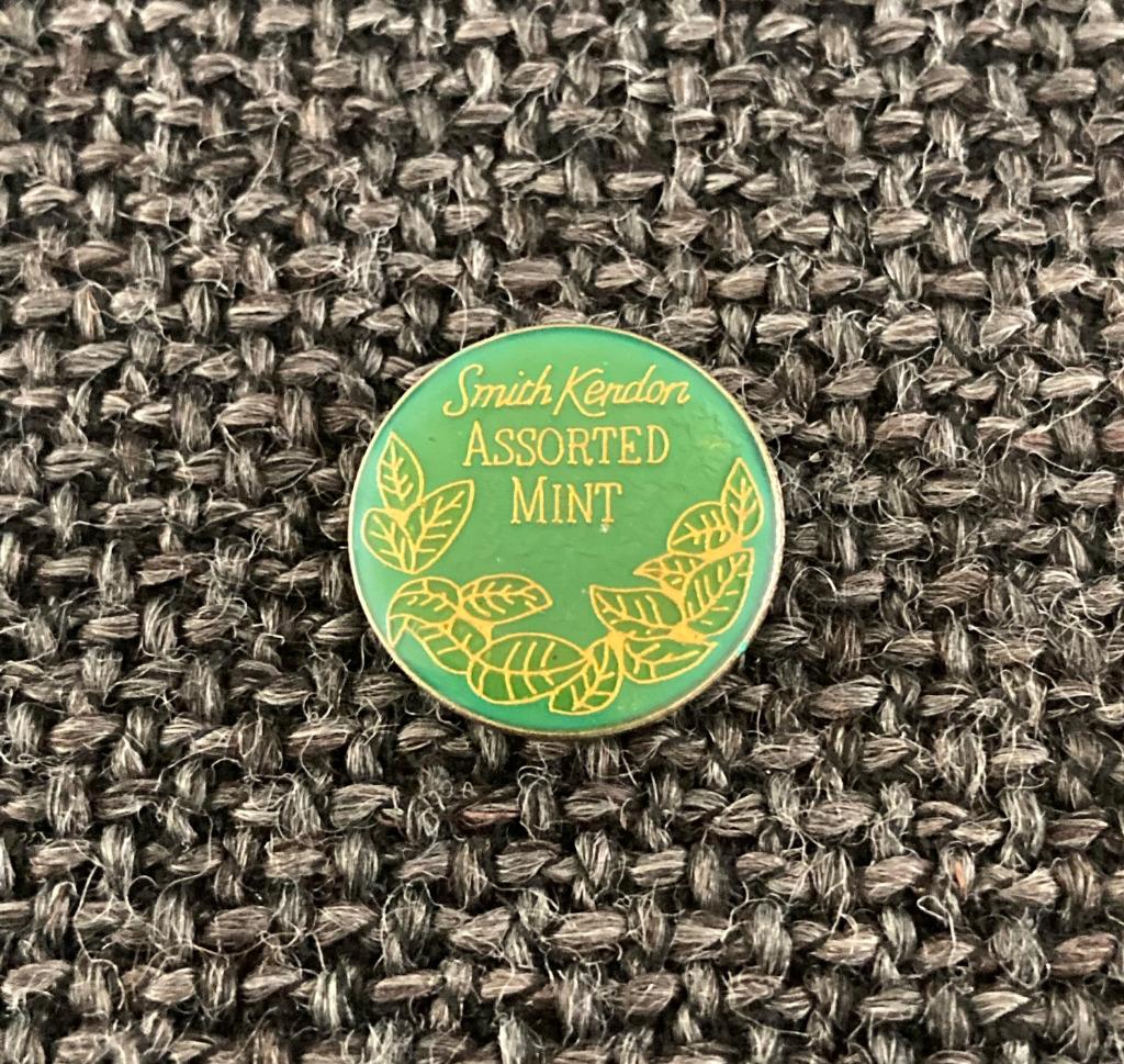 PIN - SMITH KENDON - ASSORTED MINT - PASTILLES - BONBONS, Collections, Envoi, Utilisé, Marque, Insigne ou Pin's