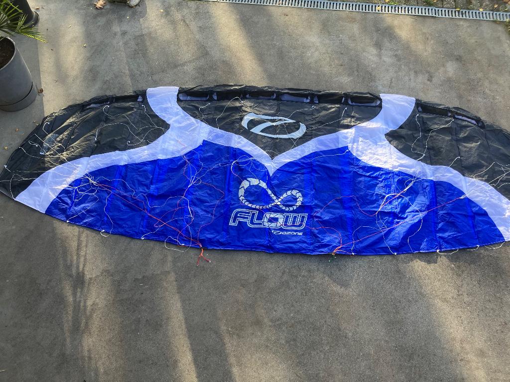 Kite Ozone 5m2, Watersport en Boten, Kitesurfen, Ophalen, Zo goed als nieuw, Directional, Kite