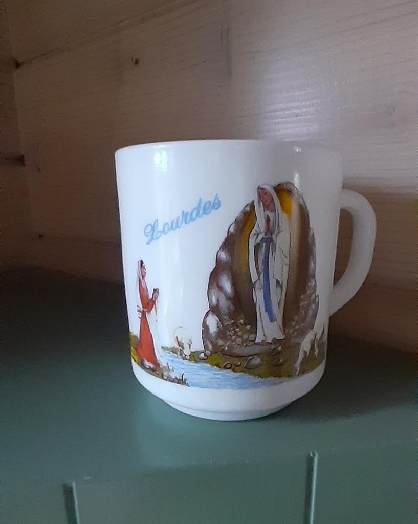 Lourdes tas mok in arcopal, Huis en Inrichting, Ophalen of Verzenden