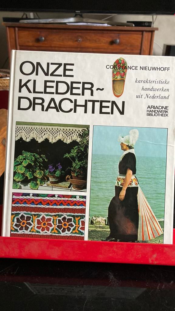 Onze klederdrachten - Constance Nieuwhoff, Enlèvement ou Envoi, Comme neuf, Broderie ou Couture