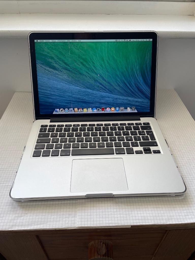 MacBook Pro + accessoires, Informatique & Logiciels, Apple Macbooks, Utilisé, MacBook, 13 pouces, 2 à 3 Ghz, 256 GB, 8 GB, Azerty