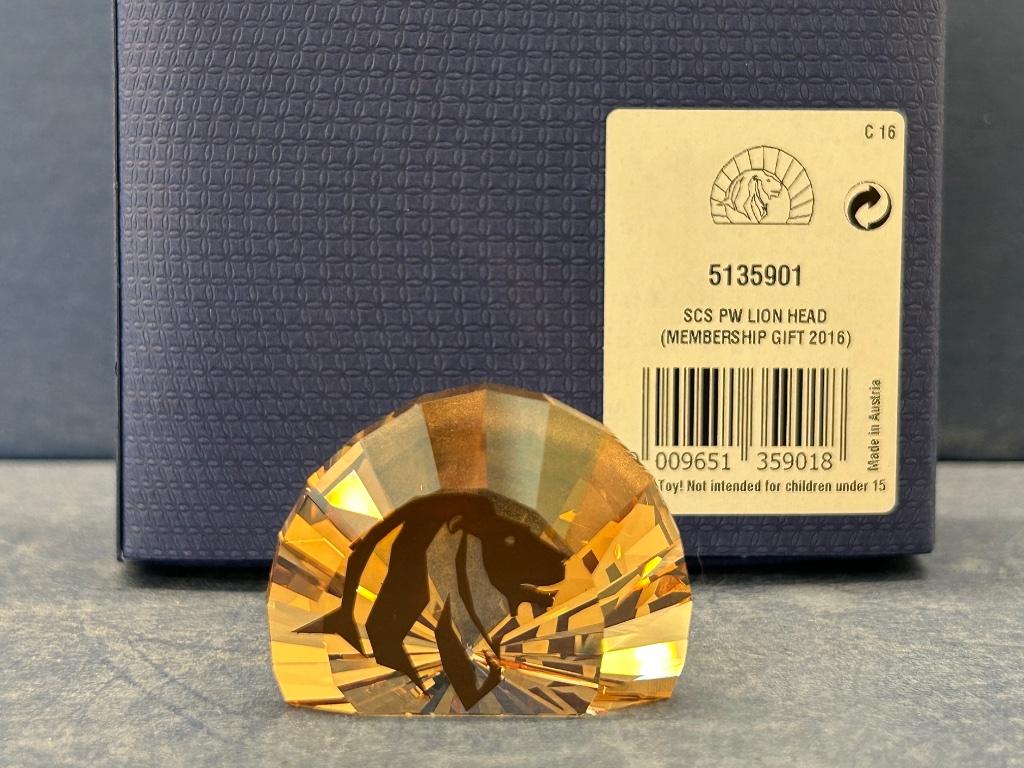Swarovski SCS Ledengeschenk 2016 Paperweight Leeuwenkop, Ophalen of Verzenden, Nieuw, Figuurtje