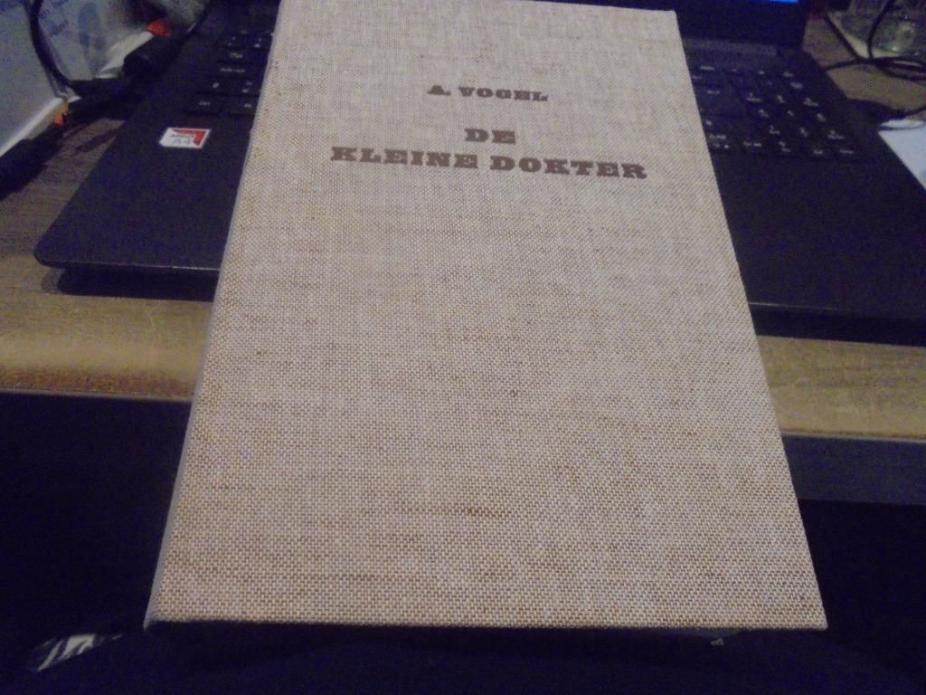 A. Vogel De Kleine dokter, Boeken, Ophalen of Verzenden, Gelezen