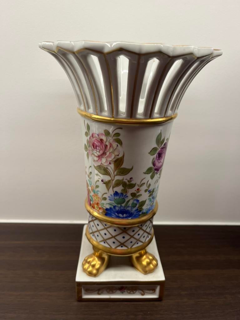 Vase peint à la main avec or et fleurs, Enlèvement