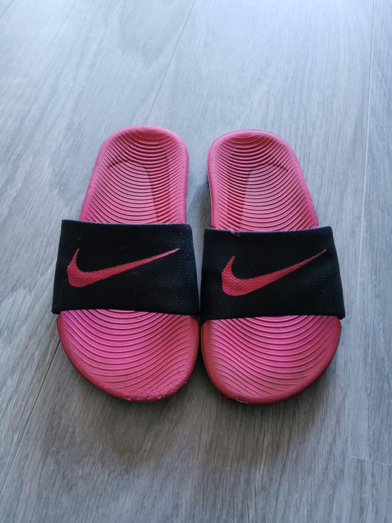 Slippers Nike - maat 31, Kinderen en Baby's, Gebruikt, Meisje, Overige typen, Ophalen of Verzenden