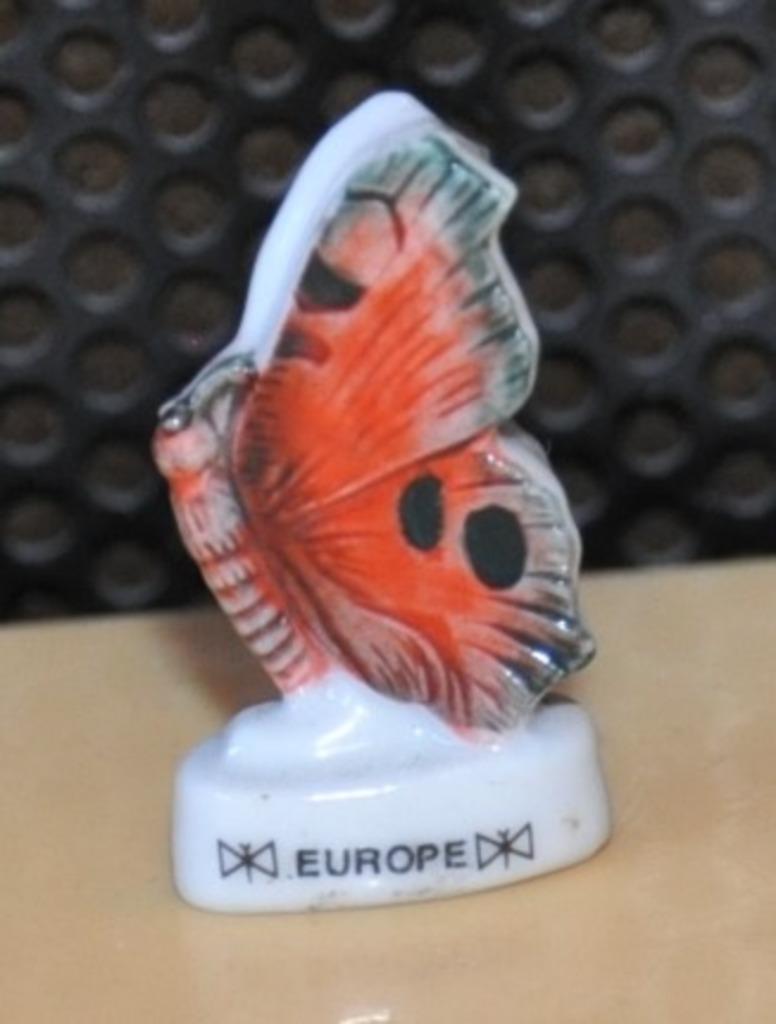 feve en porcelaine  europe papillon orange, Ophalen of Verzenden, Zo goed als nieuw, Dier