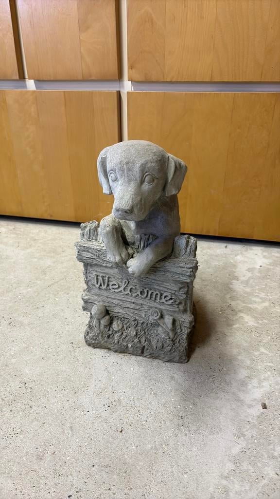 Tuinbeeldje Labrador “Welcome”, Tuin en Terras, Tuinbeelden, Ophalen, Zo goed als nieuw, Beton, Dierenbeeld