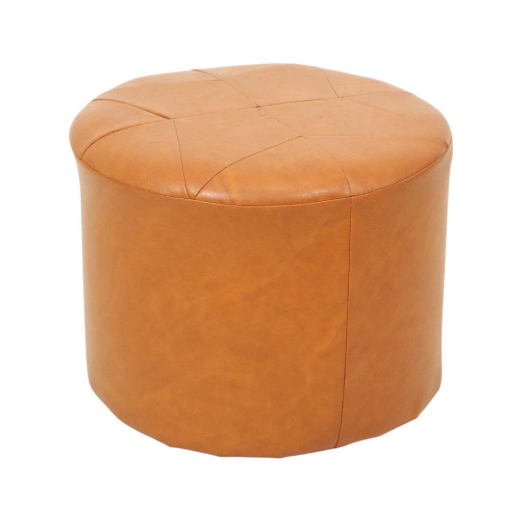 Ronde Vintage Poef Bruin Skai Leder Stermotief Sixties, Huis en Inrichting, Minder dan 50 cm, Gebruikt, Rond, Minder dan 50 cm