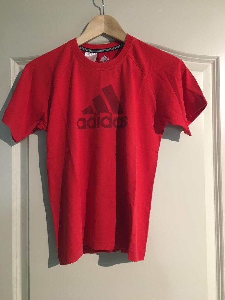 Rode T-shirt Adidas 12 jaar, Kinderen en Baby's, Kinderkleding | Maat 152, Adidas, Ophalen of Verzenden, Zo goed als nieuw, Shirt of Longsleeve