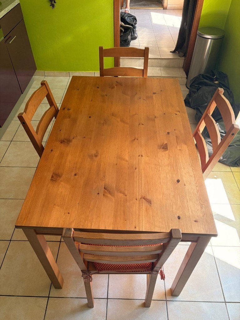 Table à manger et ses 4 chaises, Maison & Meubles, 100 à 150 cm, Quatre personnes, Enlèvement, Utilisé