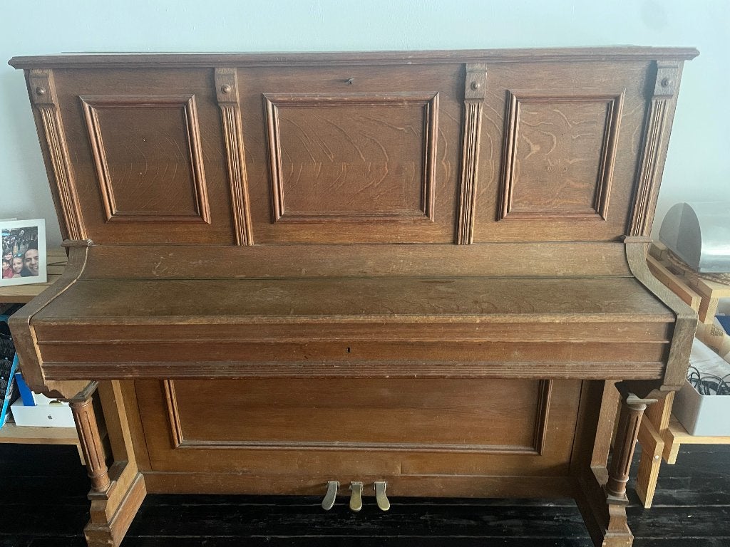 Piano in goede staat om te doneren, Muziek en Instrumenten, Piano's, Ophalen, Gebruikt, Bruin, Piano
