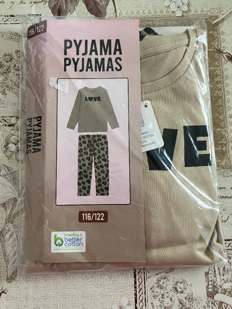 Nieuwe pyjama ' Love ' Maat 116 / 122, Kinderen en Baby's, Kinderkleding | Maat 116, Ophalen of Verzenden, Nieuw, Nacht- of Onderkleding