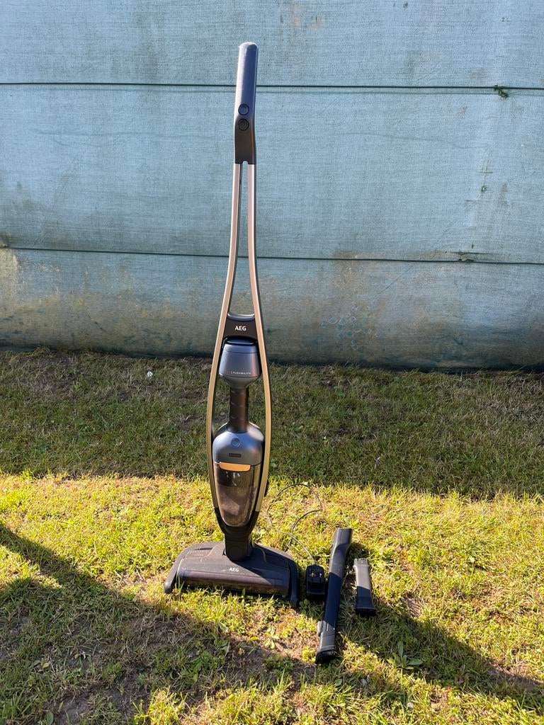 AEG Steelsofzuiger QX9 Flexibility met kruimeldief, Elektronische apparatuur, Ophalen, Stofzuiger, Zo goed als nieuw, Reservoir