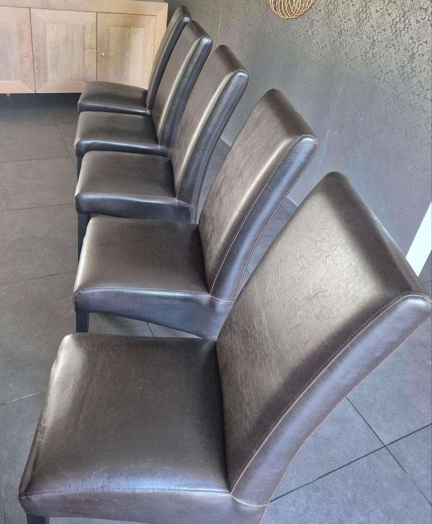 Lederen stoelen, Ophalen