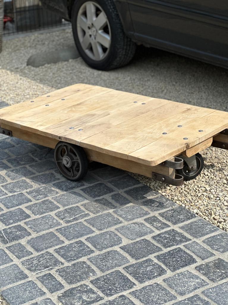 Zeer oude eiken salontafel van oude fabrieks kar, Ophalen, Zo goed als nieuw
