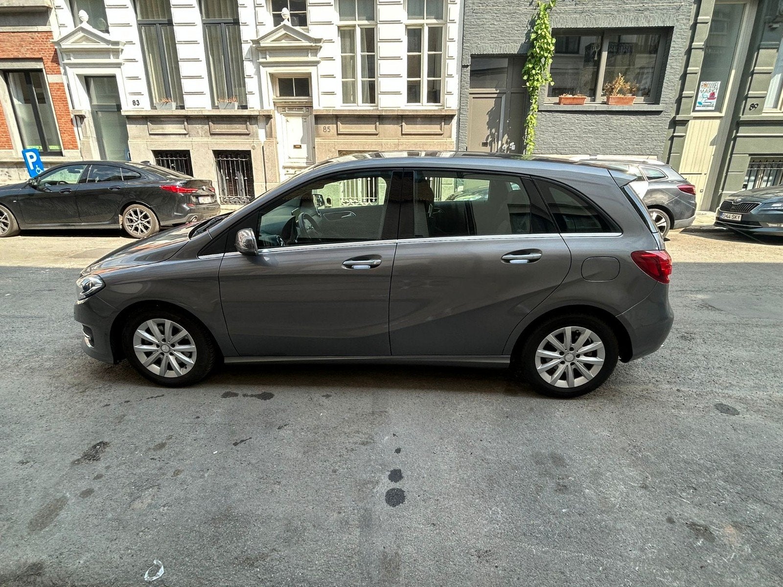 Mercedes B180 2015 1.6i avec seulement 55 000 km (euro6), Autos, Mercedes-Benz, 90 kW, Argent ou Gris, Boîte manuelle, Classe B