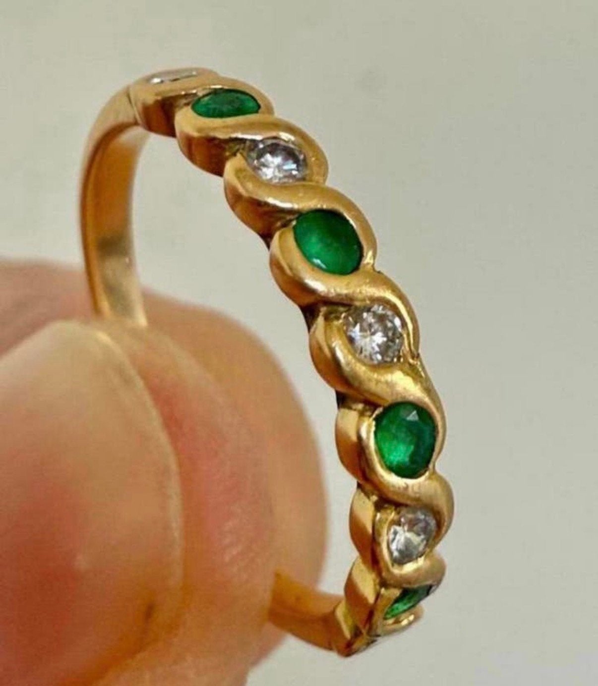 18 karaat gouden ring met smaragd en natuurlijke VS diamant!, Geel, Ophalen of Verzenden, 17 tot 18, Met edelsteen