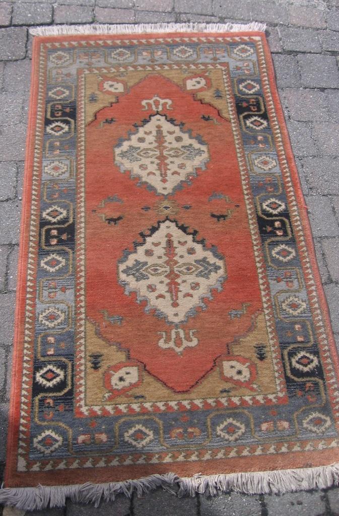 handgeknoopte kleine tapijt , 84 cm breed 1.57 m lang, Maison & Meubles, Ameublement | Tapis & Moquettes, Enlèvement, Utilisé