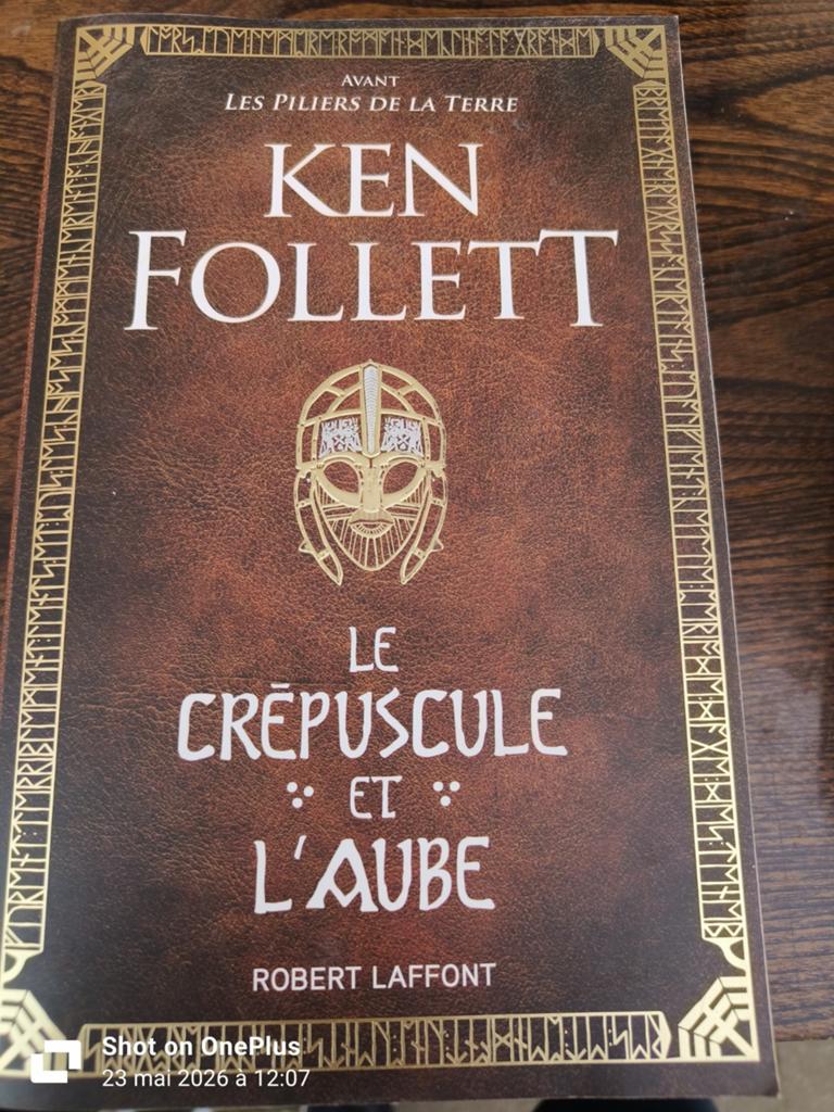 Le crépuscule et l'aube  - Ken Follet - Robert Laffont, Boeken, Ophalen