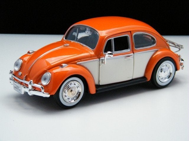 Modèle de voiture Volkswagen Beetle avec porte-bagages 1:24, Envoi, Neuf, Voiture, Motormax