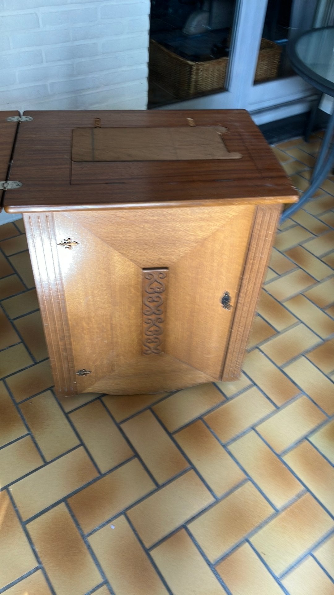 Kastje voor naaimachine, Ophalen
