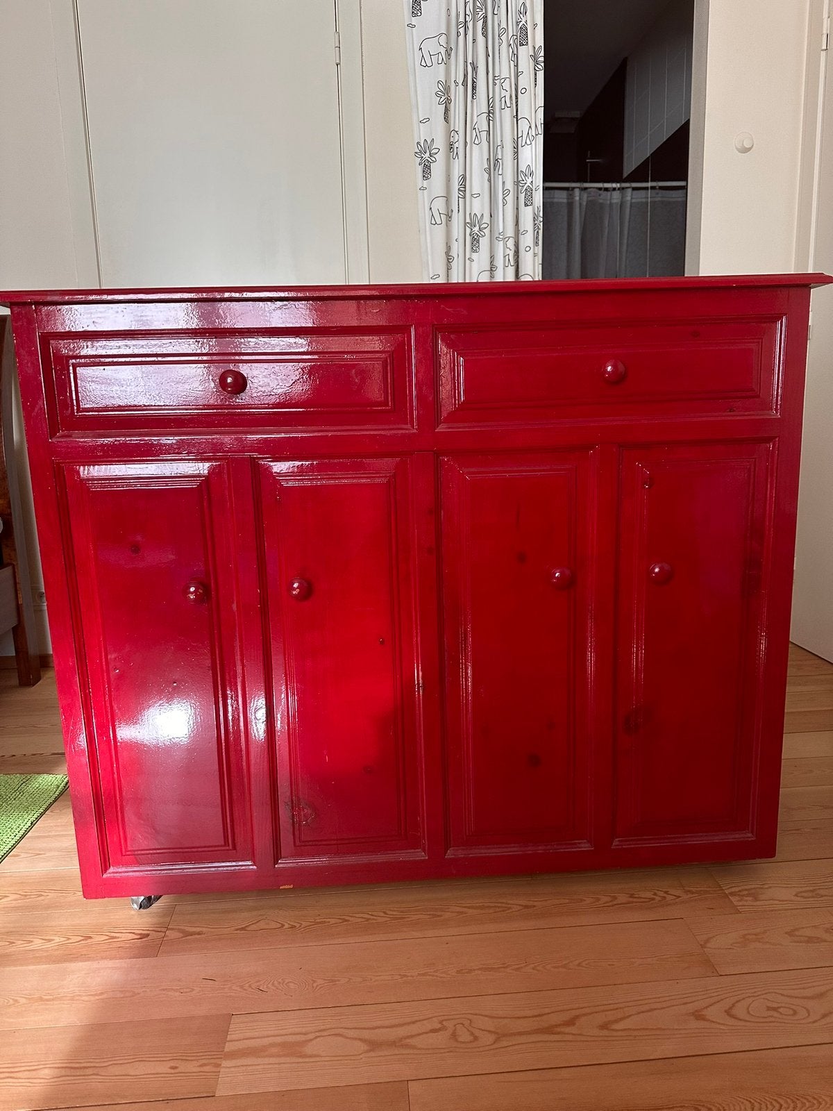 Lit d'appoint pliable dans une armoire rouge décorative, Enlèvement, Comme neuf