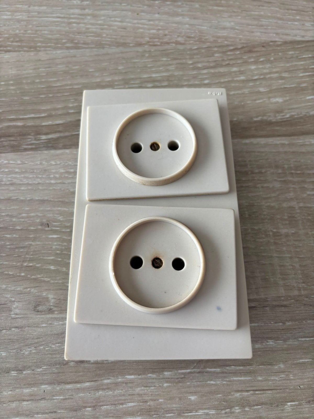 Oud type niko dubbel stopcontact verticaal zonder aarding, Doe-het-zelf en Bouw, Elektriciteit en Kabels, Ophalen of Verzenden