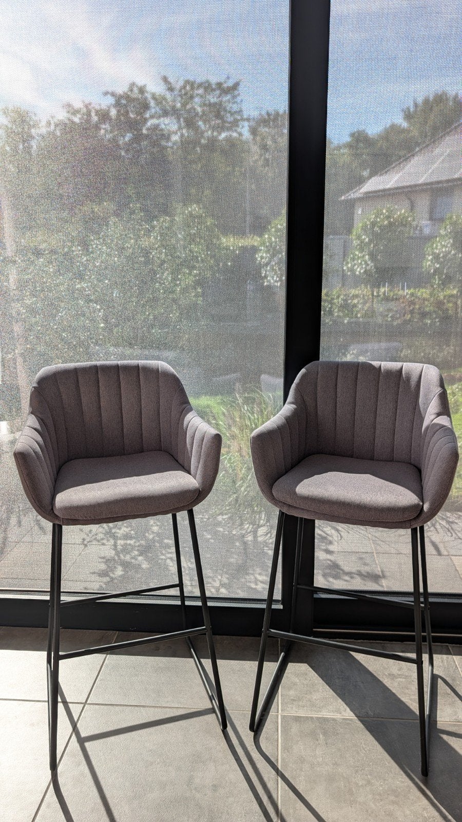 2x grijze barstoel met zwart metalen onderstel, Ophalen, Gebruikt, 60 tot 90 cm, Metaal