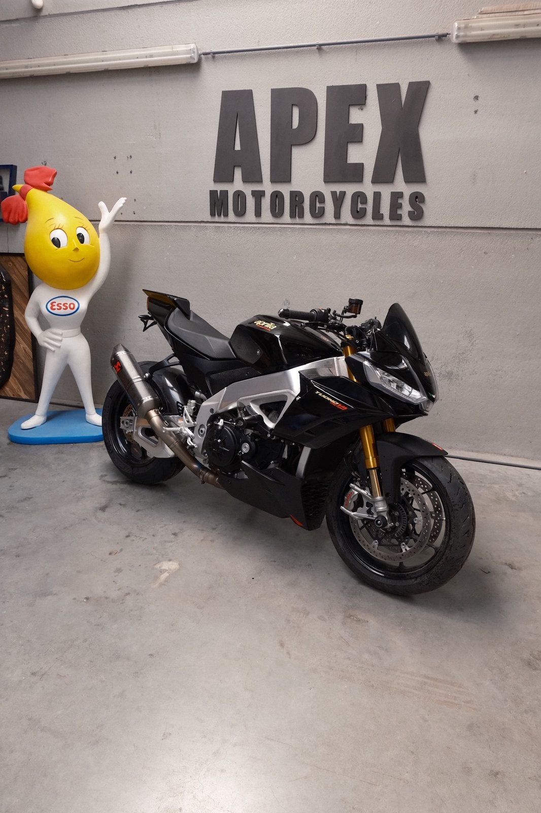 Aprilia Tuono V4 1100 Factory 2023 - Akrapovic - Ohlins, Motoren, Occasion, 4 cilinders, Bedrijf, Meer dan 35 kW