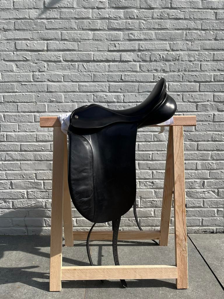 Ainsley Vanguard Dressuurzadel 17”, Animaux & Accessoires, Chevaux & Poneys | Selles, Enlèvement ou Envoi, Comme neuf, Dressage