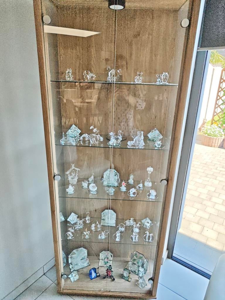 Vitrine kast met glazen beeldjes, Ophalen