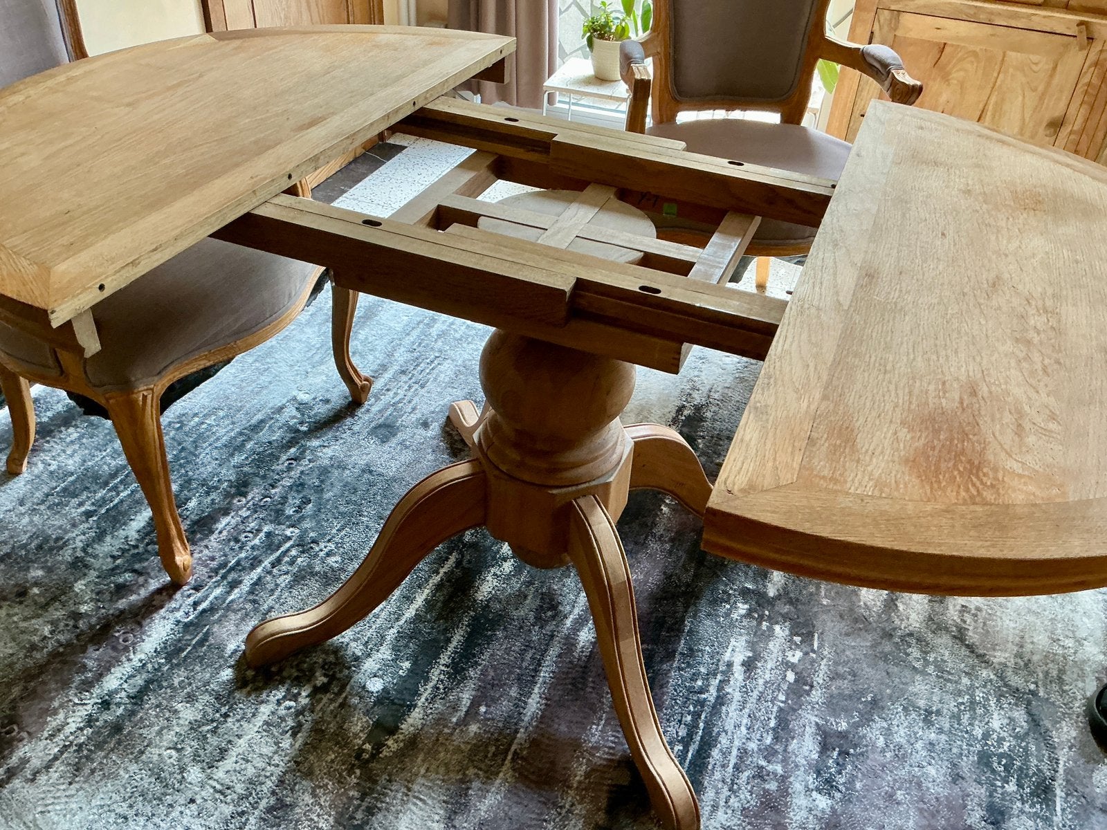 Massief houten uittrekbare tafel en 4 stoelen., Ophalen