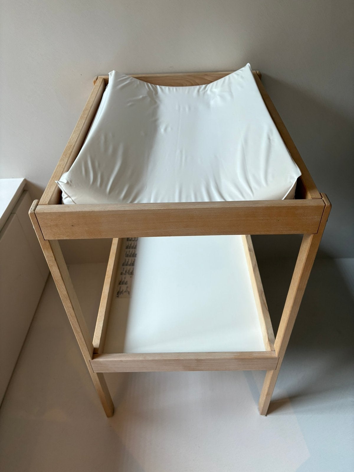 Commode ikea met aankleedkussen SNIGLAR, Gebruikt, Minder dan 75 cm, 70 cm of meer, Opstaande rand