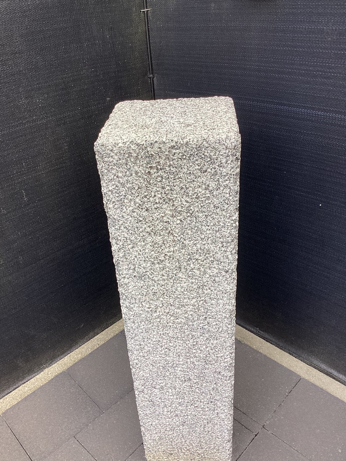 Zuil of sokkel 80 cm hoog  om beeld op te zetten (graniet), Ophalen, Zo goed als nieuw