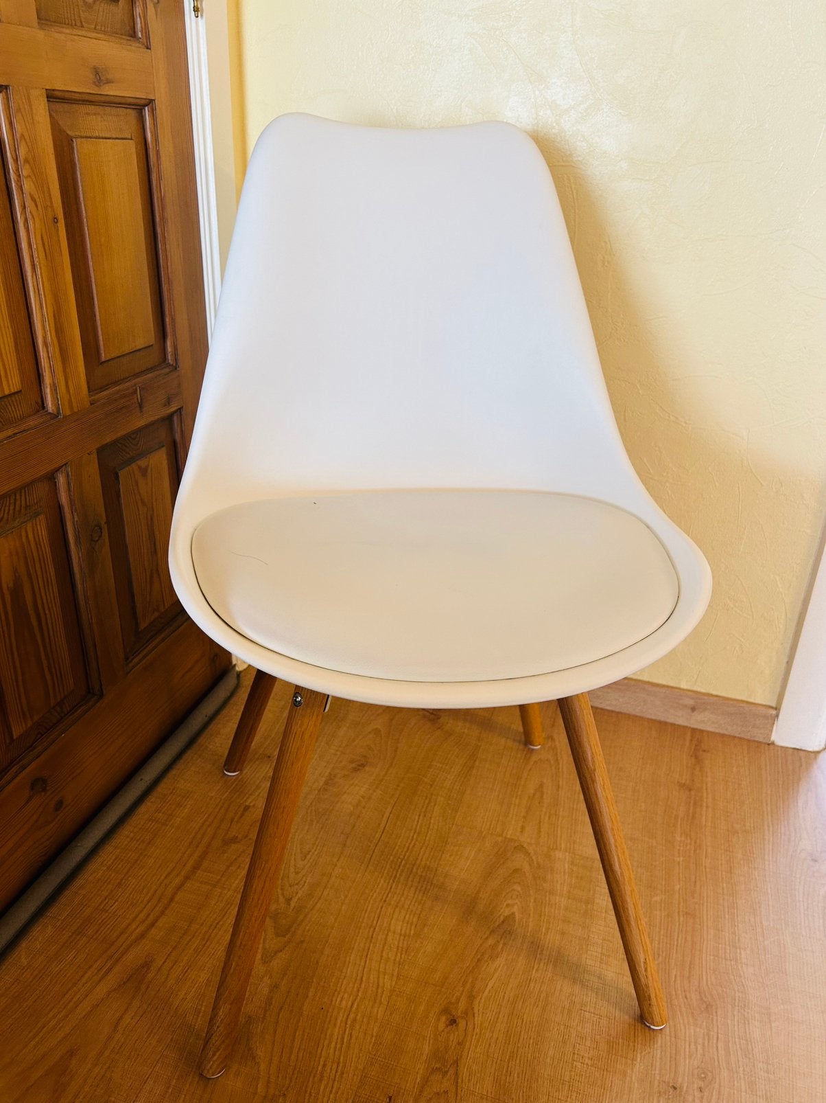 Moderne witte designstoel met houten poten, Ophalen of Verzenden, Gebruikt, Wit, Eén