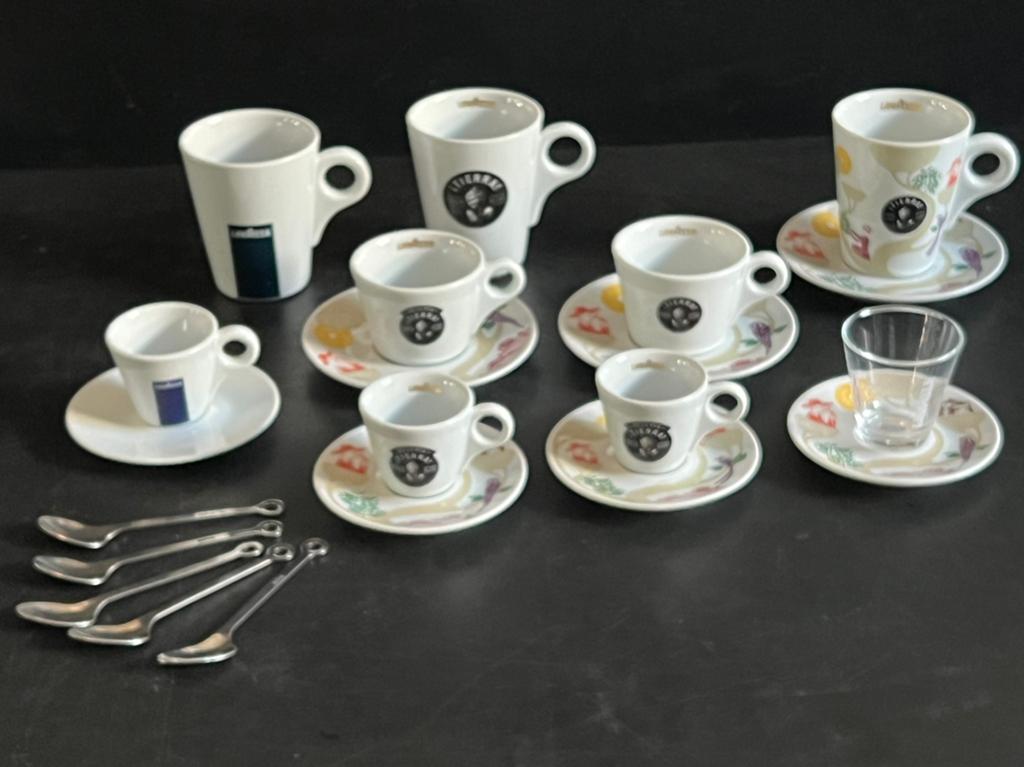 Unieke set LAVAZZA koffie tasjes, Huis en Inrichting, Keuken | Servies, Ophalen, Zo goed als nieuw