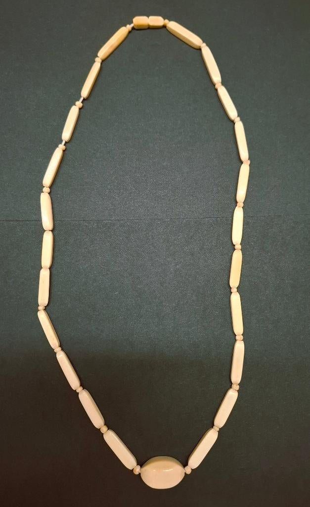 Collier en os vintage du Zaïre (1975), Bijoux, Sacs & Beauté, Bijoux anciens, Enlèvement ou Envoi, Autres matériaux, Collier