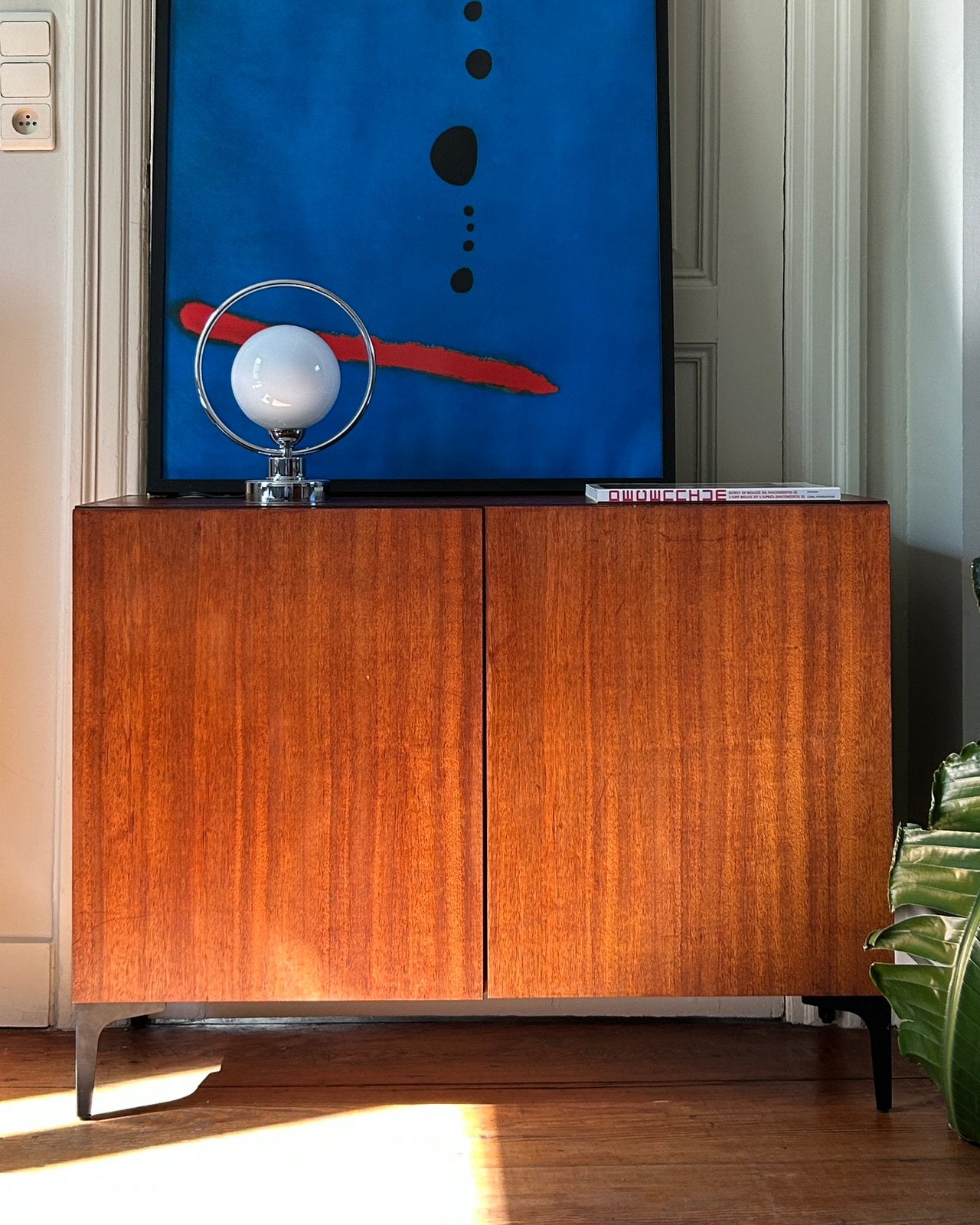 Vintage houten dressoir / kast met zwarte metalen poten, Ophalen